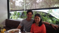 Aktor Insya Allah Sah ini juga dekat dengan ibunya. Bersama sang ibu, Richo sedang menikmati makan siang. Foto: Instagram richo_kyle