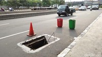 Untuk menghindari kecelakaan di lokasi, cone dan tong sampah di dekat halte sekitar digunakan warga untuk menjadi penanda.