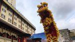 Ekspresi Anies-Sandiaga saat Nonton Atraksi Barongsai di Glodok