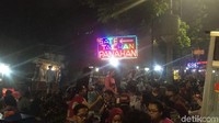 Trotoar di Jalan Asia Afrika, Senayan, Jakarta dipenuhi oleh pedagang Sate Taichan sejak sekitar pukul 18.00 WIB. Trotoar tampak terlihat penuh sesak pengunjung. 