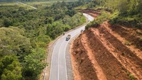 Sebagai informasi, panjang jalan paralel perbatasan di Kalimantan mencapai 1.920 km. Jalan tersebut tersebar di Kalimantan Barat sepanjang 849 Km, Kalimantan Timur 243 Km dan Kalimantan Utara 827 Km. Sampai saat ini, jalan perbatasan Kalbar, dari 849 km, sisa yang belum tembus adalah 107 Km. Sementara dari Kalimantan Timur, dari 243 km, sisa yang belum tembus adalah 76,5 km dan di Kalimantan Utara sebanyak 147,8 km dari 827 km. Foto: Dok PUPR/Ditjen Bina Marga