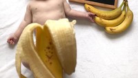 Kalau lagi ngupas pisang eh yang keluar bayi dengan ekspresi menggemaskan ini sih dijamin bikin hati adem. Ibunya kreatif banget! Foto: Instagram @jenniferatkinson