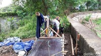 Praktis setelah diusir oleh istrinya, dia tak punya pemasukan. Ian hidup luntang-luntung. Pinggir Kali Angke dipilih karena dia tak punya pilihan dan menyukai tanaman. Dan di pinggir sungai banyak tanaman. (Foto: Haris Fadhil/ detikcom)