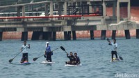 Susi Pudjiastuti ditemani sejumlah pengawal.