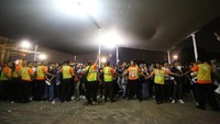 Sejak sebelum gerbang masuk dibuka, ratusan penonton sudah mengantre dan memadati area.  Foto: Hanif Hawari