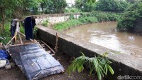 detikcom mencoba melihat tempat tinggal Ian, di pinggir Kali Angke, belakang tembok Metland Puri, Tangerang, Banten, Sabtu (3/3/2018) bersama ketua RT 07/ RW 08 kelurahan Petir, Cipondoh, Dedy.