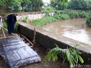 Hidup Luntang-lantung, Ian Bule Inggris Tinggal di Pinggir Kali Angke