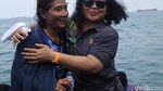 Aksi Susi Pudjiastuti Naik Paddle Board di Selat Sunda