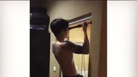 Kalistenik merupakan bentuk latihan dengan cara memaksimalkan penggunaan berat tubuh sendiri dalam proses membentuk otot. Salah satunya pull up. Foto: Instagram @dikta