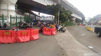 Terkait wacana dibukanya kembali Jalan Jatibaru, Sandiaga merujuk pada pembukaan Jalan Teratai. Pembukaan jalan karena warga meminta agar badan jalan yang dipakai PKL dikembalikan fungsinya. Di Jalan Teratai, para PKL sudah berdagang sekitar 20 tahun.