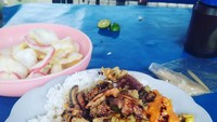 Utamakan sarapan, tulis akun Instagram milik @rosihahn46. Ia mengunggah nasi gule dengan paduan kuah kuning, sambal dan kerupuk bawang. Mantap ya! Foto: Istimewa