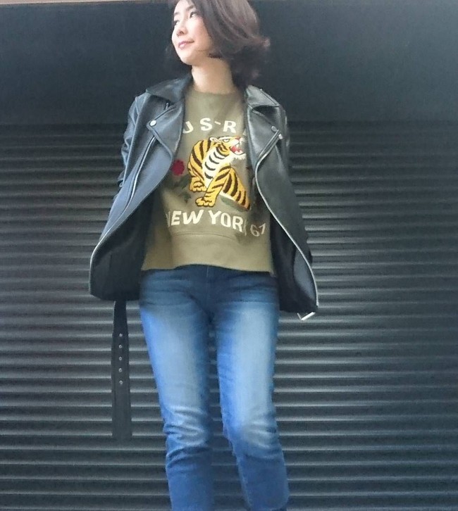 Tampilan awet muda Masako juga didukung oleh gaya busana yang terlihat muda dan stylish. Tak jarang ia mengenakan jeans hingga topi layaknya wanita kekinian. Foto: Instagram Masako Mizutani