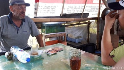 Di Warkop Ini Bule Luntang-lantung Sering Ditraktir Warga Ngopi