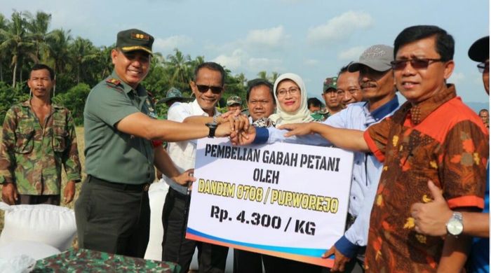 Foto: Kepala BKP Kementan Agung Hendriadi menyaksikan transaksi pembelian gabah kering panen Rp 4.300/kg di Desa Pundensari, Kecamatan Purwodadi, Kabupaten Purworejo, Jawa Tengah (Dok. Kementan) Foto: Kepala BKP Kementan Agung Hendriadi menyaksikan transaksi pembelian gabah kering panen Rp 4.300/kg di Desa Pundensari, Kecamatan Purwodadi, Kabupaten Purworejo, Jawa Tengah (Dok. Kementan)