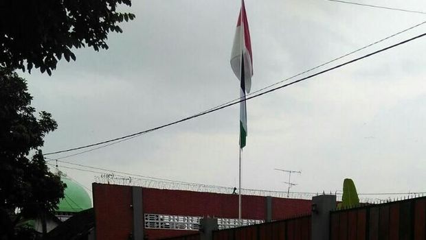 Dua bendera ini sudah berkibar sejak seminggu lalu