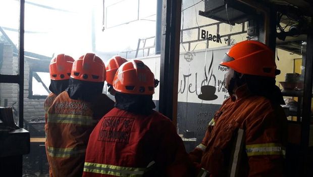 Satu Kafe dan Empat Warung Makan di Gelap Nyawang Hangus Terbakar