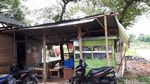 Di Warkop Ini Bule Luntang-lantung Sering Ditraktir Warga Ngopi