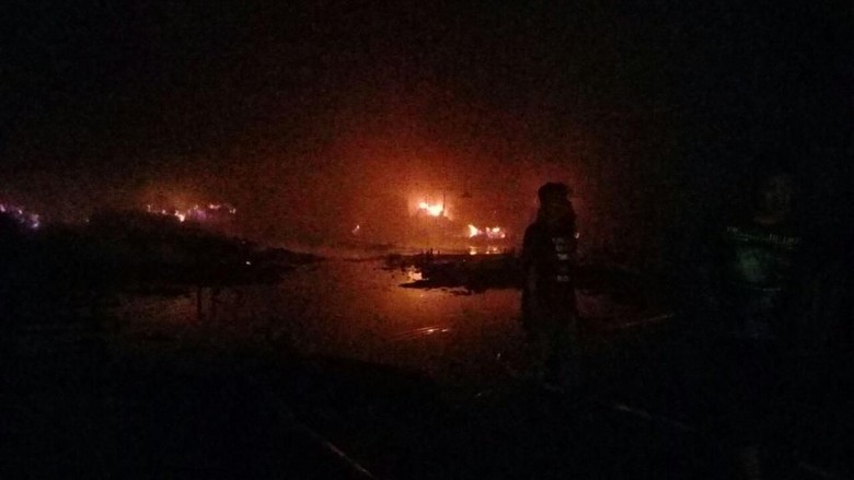 Pabrik Pengolahan Kayu di Pasuruan Terbakar Pabrik Pengolahan Kayu di Pasuruan Terbakar