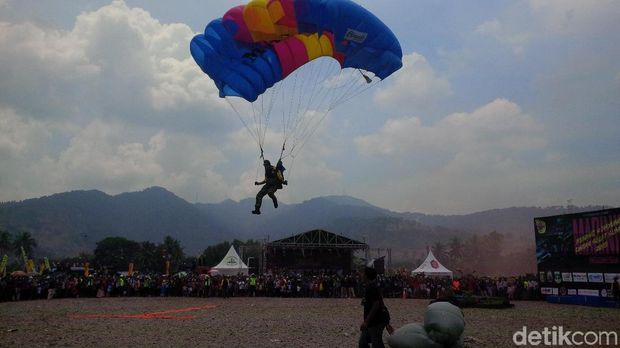 Terjun payung sempat ditampilkan di penutupan lomba renang dan dayung 