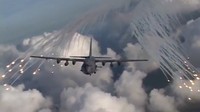 Terlihat suar anti rudal itu keluar dari lambung kiri dan kanan pesawat. (Foto: Screenshot Twitter U.S. Dept of Defense)