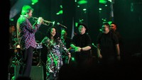 Yura Yunita tak tampil sendirian. Dia ditemani oleh musisi-musisi tiup yang tergabung dalam Ron Kin Horn Section. Foto: Hanif Hawari