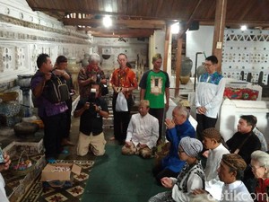 Usai Cap Go Meh, Tionghoa Cirebon Ziarah ke Makam Istri Sunan Gunungjati