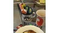 Tamara menyebut sarapan bubur ayam sebagai sarapan istimewa. Walau tampang bule, tapi lidahnya Indonesia banget, ya. Foto: Instagram @tamarablezynskiofficial
