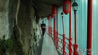 Ini bagian lorong untuk jalan menuju restorannya. Jembatan beton yang bergantung sepanjang 30 meter di sisi tebing vertikal ini menghadap Sungai Yangtze. Untungnya, ada pagar logam yang bisa jadi pegangan saat menuju restoran. Foto: Istimewa