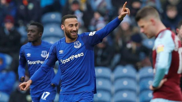 Striker Everton Cenk Tosun membuka keunggulan timnya atas Burnley pada babak pertama. 