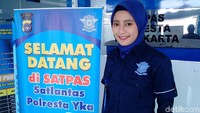 Atas perintah pimpinan, Satlantas Polresta Yogya memang sengaja membuat film pendek, isinya tentang kampanye atau pesan keselamatan berlalu lintas. Film itu memang sengaja diupload di medsos, lewat humas, juga lewat akun medsos masing-masing pemeran agar viral dan pesan di film itu kena ke masyarakat luas tak hanya wilayah Yogya saja. Tapi kok saya juga (jadi perhatian netizen), tak menyangka sebelumnya, kata Adelia saat berbicang dengan detikcom, Sabtu (3/3/2018). Foto: Ristu Hanafi/detikcom