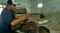 Asep mengatakan awal terjun menekuni usaha itu karena melihat di Kabupaten Ciamis memiliki pohon kelapa yang melimpah. Lalu ia berinisiatif membuat produk yang berasal dari lidi kelapa dengan ditenun untuk kemudian dijadikan kerajinan aksesori dan suvenir.