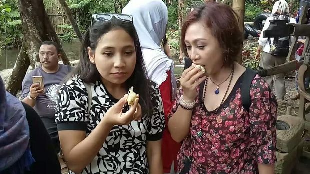 Pengunjung menikmati durian
