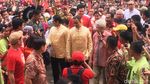 Ekspresi Anies-Sandiaga saat Nonton Atraksi Barongsai di Glodok