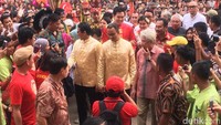 Anies dan Sandiaga kemudian berkeliling dan menyapa warga. 