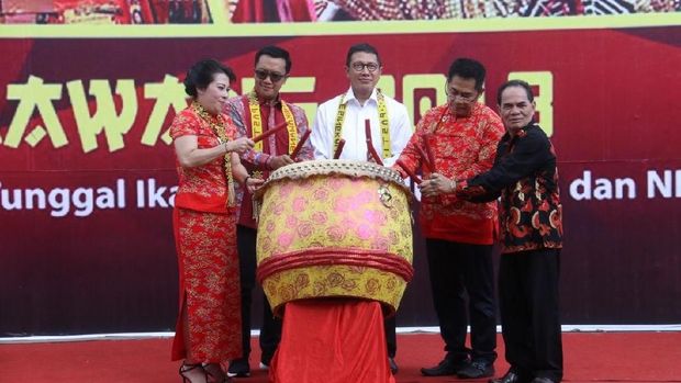 Menpora dan Menag tampak mengikuti perayaan