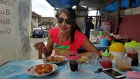 Makan langsung di warung pinggir jalan juga nggak masalah bagi Tamara. Ini bukan makan siang, tapi sarapan. Ditemani sepiring tahu goreng dan segelas kopi hitam! Foto: Instagram @tamarablezynskiofficial