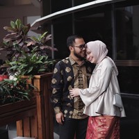 Pemilihan kain untuk busana bridesmaid ibu hamil juga tak kalah penting. Kain satin maxmara dengan detail payet di bagian dada seperti Shella Alazta cocok untuk kamu yang suka tampil simple. Foto: Instagram