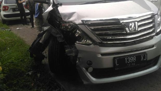 Makan Badan Jalan, Dua Mobil Ini Rusak Bertabrakan