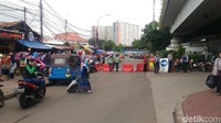 Begitu pula di ujung Jalan Jatibaru lainnya. Tampak petugas berjaga dan memasang road barrier agar kendaraan tidak melintas.