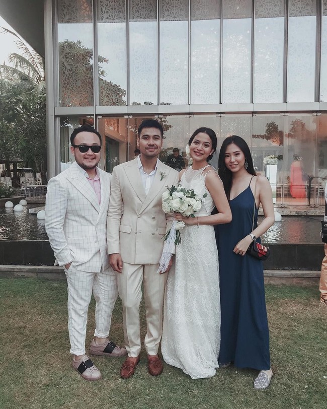Tak perlu jahitan payet, bordiran rumit untuk membuat Putri Marino terihat memesona di hari pernikahannya dengan Chicco Jericho pada bulan Maret lalu. Pengantin wanita memakai gaun karya Sapto Djojokartiko untuk upacara pemberkatan dan menggantinya dengan gaun rancangan Lulu Lutfi Labibi ketika pesta resepsi. Kedua gaun tampil sederhana dengan siluet loose, namun mampu memancarkan aura cantik natural sang pengantin wanita. Foto: Dok. Instagram Ifan Rivaldi