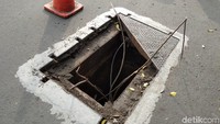Gorong-gorong itu terletak di pinggir jalan