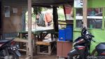 Di Warkop Ini Bule Luntang-lantung Sering Ditraktir Warga Ngopi