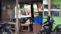Menurut Sonhadji, warga mengajak Ian ngopi karena alasan kasihan.