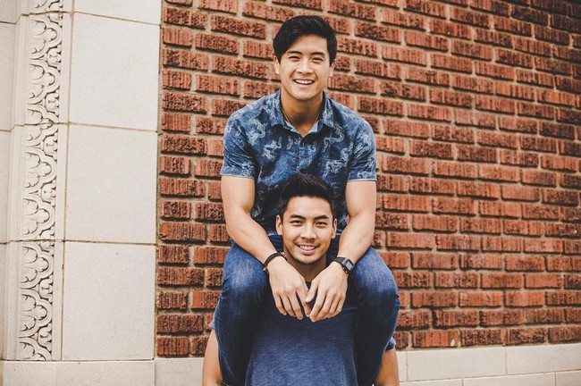 Meski tidak terlalu mirip, keduanya sama-sama punya berwajah tampan dan berbadan kekar. Foto: Instagram Yoshi Sudarso