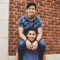 Meski tidak terlalu mirip, keduanya sama-sama punya berwajah tampan dan berbadan kekar. Foto: Instagram Yoshi Sudarso