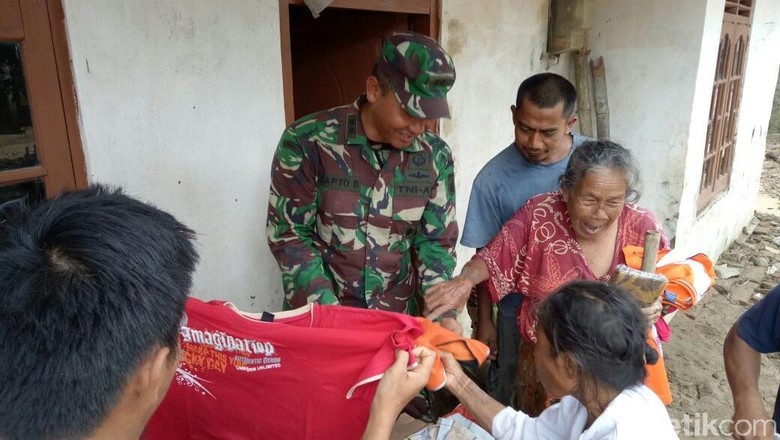 Kopassus Beri Bantuan ke Korban Banjir di Brebes Kopassus Beri Bantuan ke Korban Banjir di Brebes