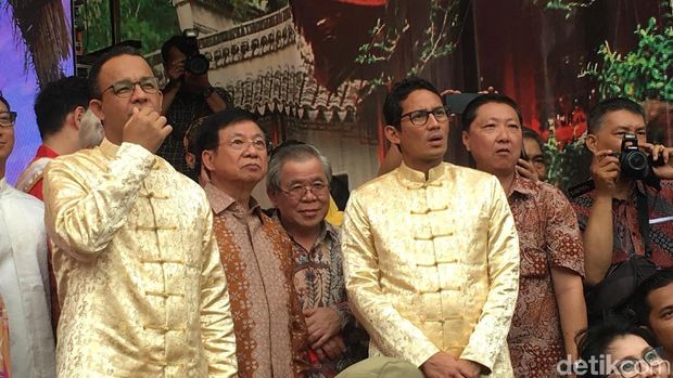 Anies-Sandi kompak berbaju cheongsam saat menonton atraksi barongsai