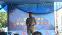 Wakil Gubernur DKI Jakarta Sandiaga Uno meresmikan lokasi binaan (PKL), Susukan, Ciracas, Jakarta Timur. Saat memberi sambutan, Sandiaga sempat tersengat aroma durian yang dijual di lokbin Susukan. Sandiaga sempat berhenti sejenak memberi sambutan.