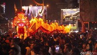 Naga-naga tersebut seakan merela hidup saat melakukan atraksi dengan meliak liuk dihadapan para masyarakat yang menonton di jalanan.