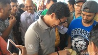Sandiaga mengambil durian yang disodorkan kepadanya. Sandiaga pun mencicipi durian itu.